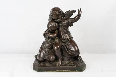 Estatua de niño y ángel en cobre fundido
