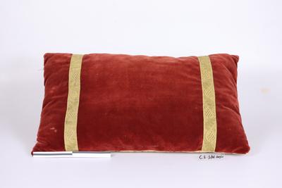 Cojín de terciopelo rojo