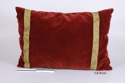 Cojín de terciopelo rojo