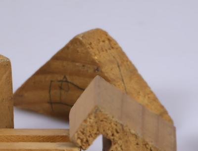 Triangulo de madera de juguete