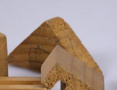 Triangulo de madera de juguete