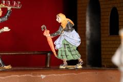 Figurilla de plomo: mujer con blusa y falda.