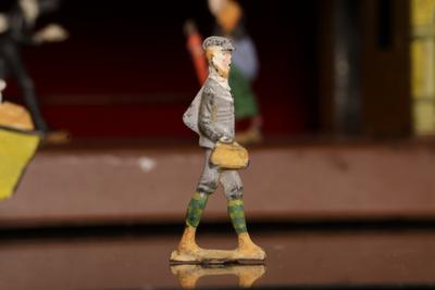 Figurilla de plomo: hombre caminando