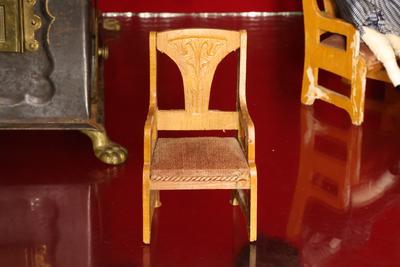 Silla de madera de juguete