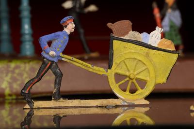 Figurilla de plomo: guardia empujando carro