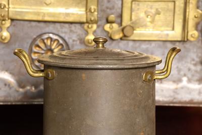 Juguete de olla con tapa