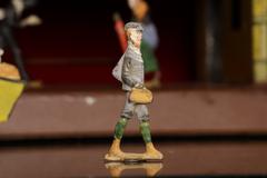 Figurilla de plomo: hombre caminando