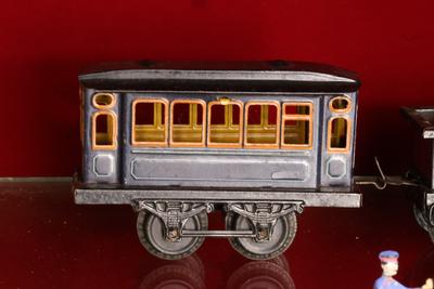 Locomotora de juguete con dos carros