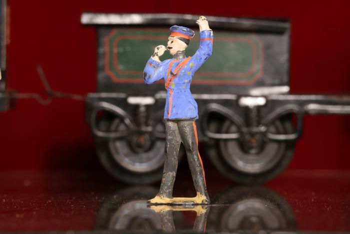 Figurilla de plomo: hombre tocando silbato.