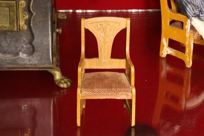Silla de madera de juguete
