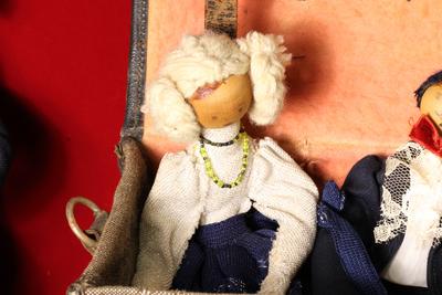 Muñeca de alambre y madera